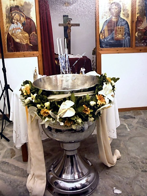 Στολισμένο τραπέζι βάπτισης με λευκά λουλούδια στον κήπο