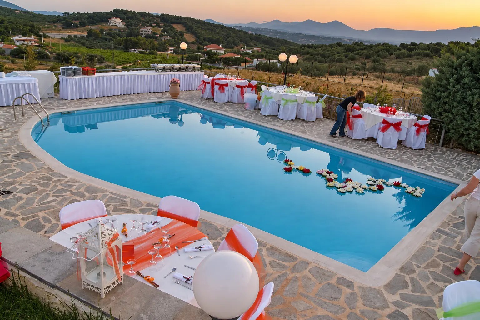 Ο κήπος της Villa Domenica με καταρράκτη, συντριβάνια και καταπράσινο περιβάλλον στο Πόρτο Ράφτη